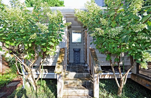 Dodds Addition Apartment | Lovely Contemporary Apt 2 levels, Walk Everywhere