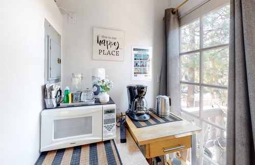 East Beach House | Lovely corner unit studio with patio & grill - 1 block to famed East Beach