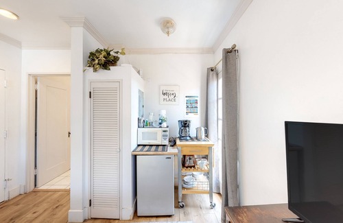 East Beach House | Lovely corner unit studio with patio & grill - 1 block to famed East Beach
