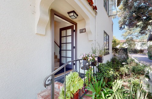 East Beach House | Lovely corner unit studio with patio & grill - 1 block to famed East Beach