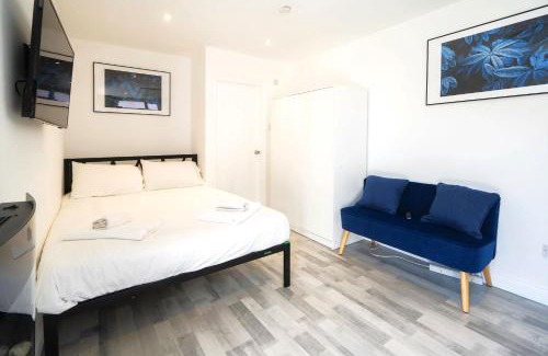 Woodford Halse Apartment | Lovely Cosy Studio with Garden and Parking