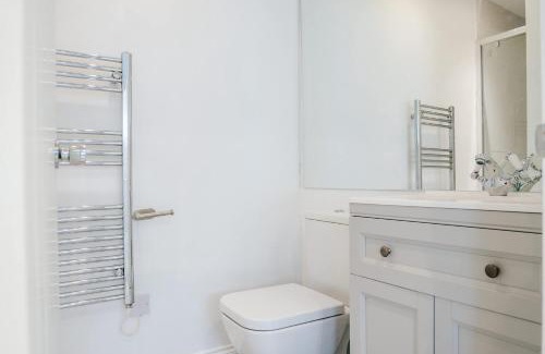 Woodford Halse Apartment | Lovely Cosy Studio with Garden and Parking