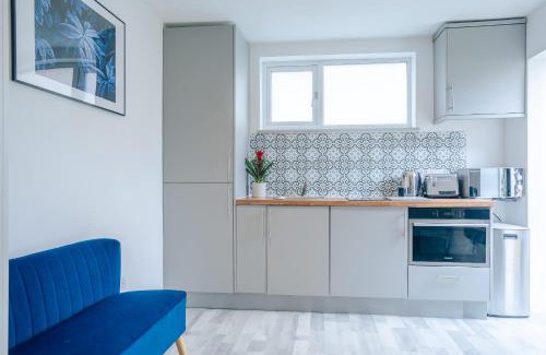 Woodford Halse Apartment | Lovely Cosy Studio with Garden and Parking