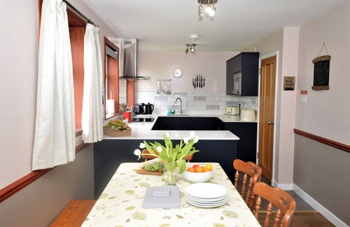 Kilmun Apartment | Lovely cottage with loch views, near Dunoon, sleeps 6