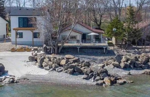 Lowbanks Cottage | Lovely & cozy cottage beach house with private access beach with hot tub