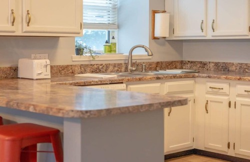 Central West End Condo | Lovely CWE 2BR | Private Parking /ABODEbucks