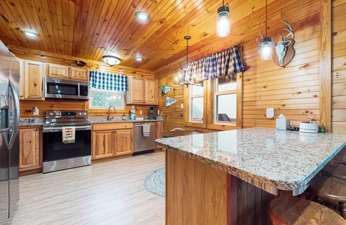 Tazewell Cabin | Lovely dog-friendly cabin overlooking the river w/kids games, Wi-Fi