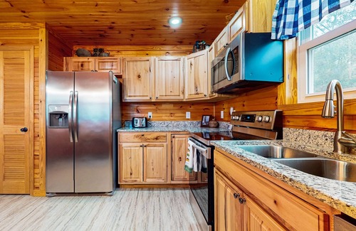Tazewell Cabin | Lovely dog-friendly cabin overlooking the river w/kids games, Wi-Fi
