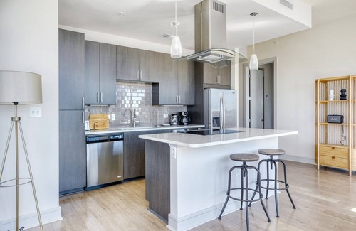 West End Apartment | Lovely Downtown 2BR w/Gym, W/D, Pool, walk to 6th St bars, by Blueground
