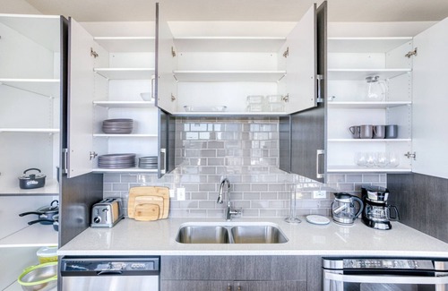 West End Apartment | Lovely Downtown 2BR w/Gym, W/D, Pool, walk to 6th St bars, by Blueground
