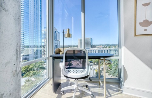 West End Apartment | Lovely Downtown 2BR w/Gym, W/D, Pool, walk to 6th St bars, by Blueground