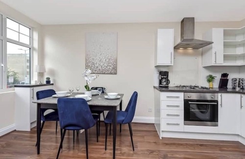 Stamford Hill Apartment | Lovely Family Flat with Excellent Transport Links