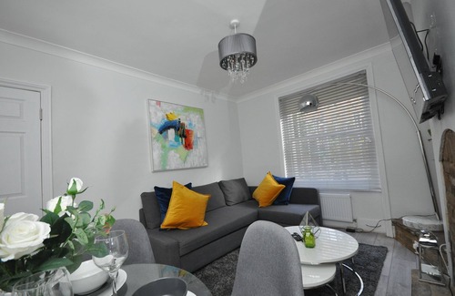 Addison Apartment | Lovely flat in Shepherds Bush with Garden