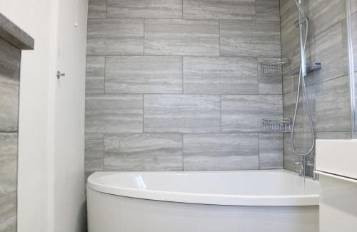 Calcot Apartment | Lovely flat with Wi-Fi and free parking