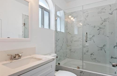 NoHo Arts District Apartment | Lovely gated 3bedroom & 2 bath unit near Universal studio and Hollywood