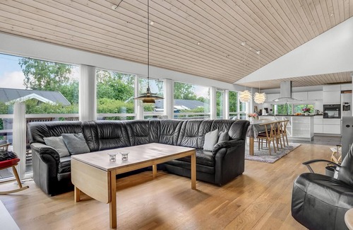Grena Strand House | Lovely home in Grenaa with kitchen