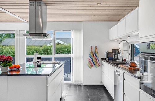 Grena Strand House | Lovely home in Grenaa with kitchen