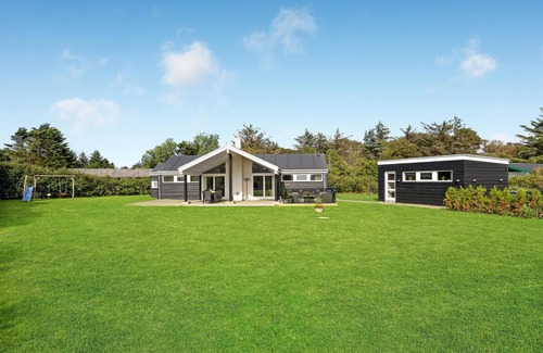 Lonstrup House | Lovely home in Hjørring with kitchen