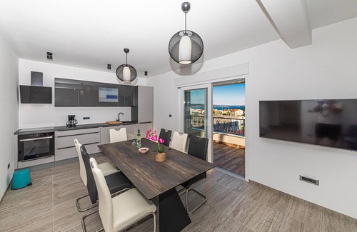 Kastela House | Lovely home in Kastel Luksic with sauna