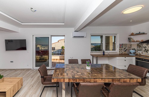 Kastela House | Lovely home in Kastel Luksic with sauna