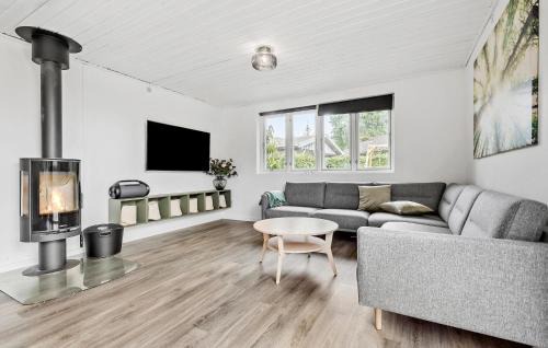 Skodshoved House | Lovely Home In Knebel With Kitchen
