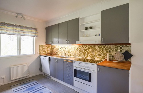 Tingstade House | Lovely home in Lärbro with kitchen