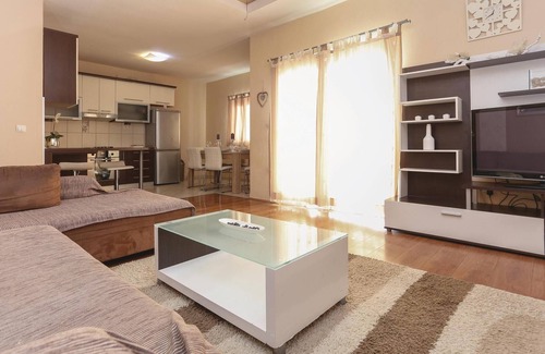 Neoric House | Lovely home in Neoric with kitchen