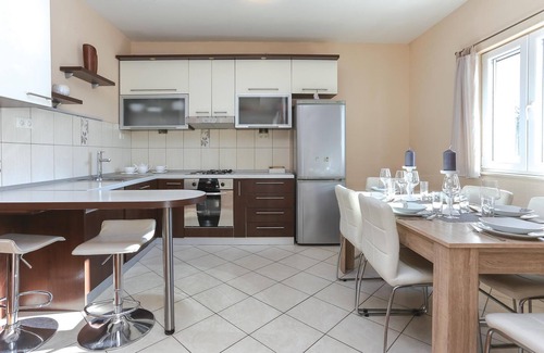 Neoric House | Lovely home in Neoric with kitchen