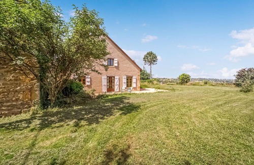 Oye House | Lovely home in Oyé with kitchen