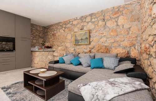 Runovici House | Lovely home in Runovic