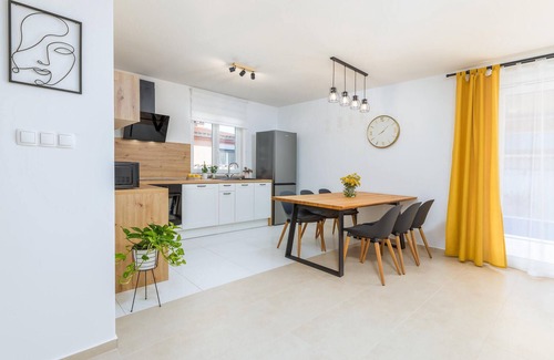 Pula House | Lovely home in Valbandon with WiFi