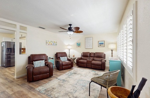 Walsingham House | Lovely home on Pinellas Trail,10 minutes to Beach, Close to shopping& Restaurats