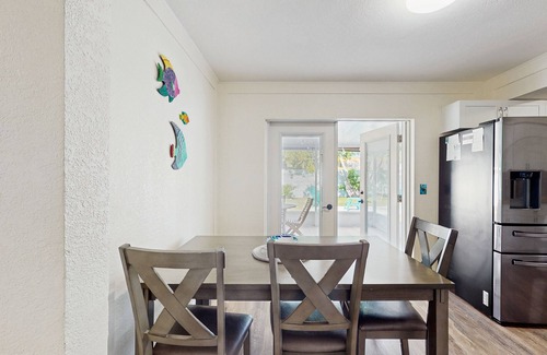 Walsingham House | Lovely home on Pinellas Trail,10 minutes to Beach, Close to shopping& Restaurats