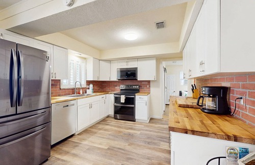 Walsingham House | Lovely home on Pinellas Trail,10 minutes to Beach, Close to shopping& Restaurats