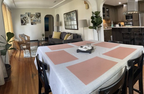 Lincoln Acres House | Lovely house in the suburbs! Privacy & comfort!