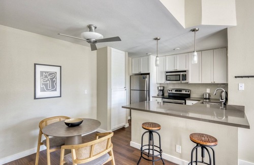 University City Apartment | Lovely La Jolla 1BR w/Gym, W/D & Pool, nr bars & shops, by Blueground