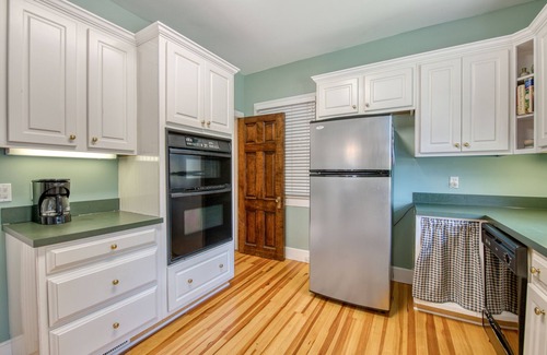 Lake Junaluska House | Lovely lakefront home with fireplace, pool, tennis, fast WiFi, & washer/dryer