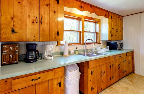 Ellisville Cottage | Lovely oceanfront cottage with deck, grill, & panoramic views