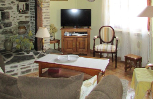Golinhac Cottage | Lovely old character cottage overlooking the river Lot