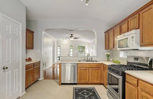 Kyle House | Lovely Private Home close to Austin & San Marcos! Family & Pet Friendly.