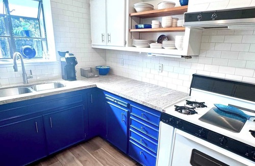 Beaumont House | Lovely Retro 2BR 2.5BA In Quiet Neighborhood
