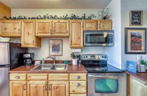 Wildernest Condo | Lovely, romantic getaway with mountain views & electric fireplace