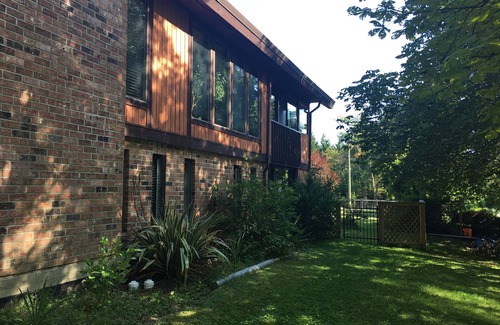 North Saanich House | Lovely Room with Romatic Fireplace 5 Minutes from Victoria International Airport