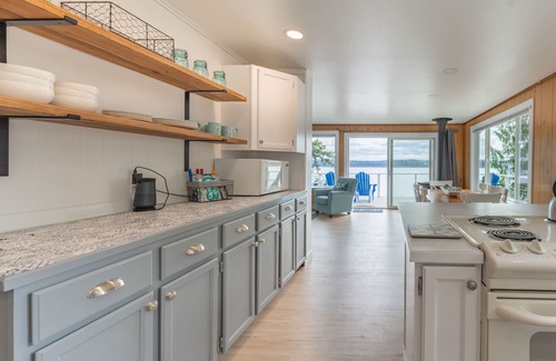 Anderson Island House | Lovely Seaside Escape! Private Beach!