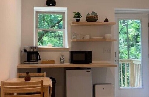 Kenilworth Apartment | Lovely, serene studio apartment close to downtown and Biltmore Village.