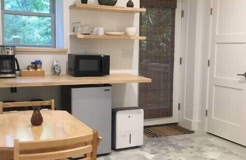 Kenilworth Apartment | Lovely, serene studio apartment close to downtown and Biltmore Village.
