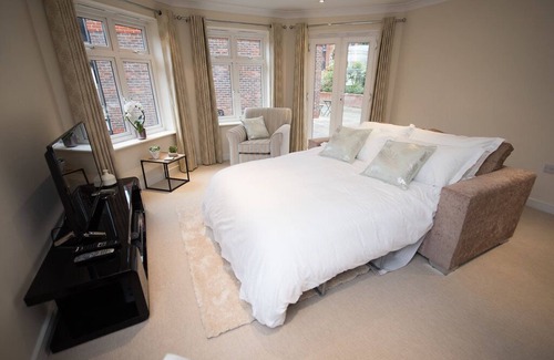 Leatherhead Apartment | Lovely Serviced Apartment in Royal Swan Quarter Leatherhead