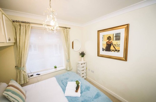 Leatherhead Apartment | Lovely Serviced Apartment in Royal Swan Quarter Leatherhead