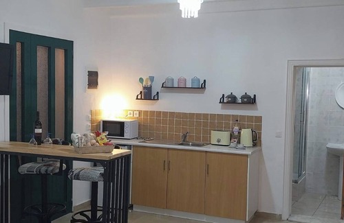 Petaleia Apartment | Lovely Studio in Strinilas with its own pool