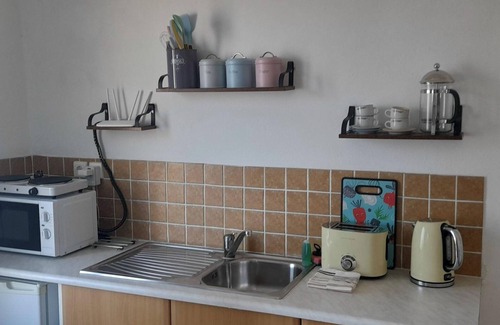Petaleia Apartment | Lovely Studio in Strinilas with its own pool